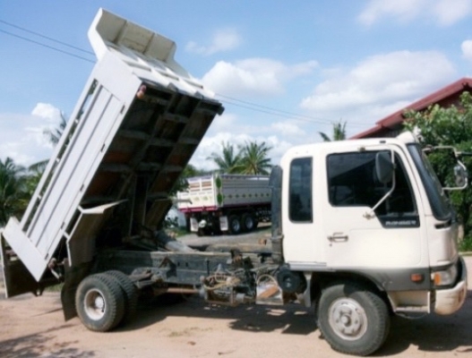 HINO KL 300 - 150 HP WO6D หกล้อดั๊มพ์ กระบะดั๊มพ์เหล็ก 5 ตันความยาว 3.60 เมตรสภาพดีพร้อมบรรทุกหนักได้เลย หัวเก๋งไฮเทควางใหม่ลงเล่มครบพร้อม ภายในคอนโซลสวย แอร์เย็น พวงมาลัยเพาเวอร์ ระบบเบรคทริ๊ปฟี้ ช่วงล่างแน่น คัชซีมีดามดามบ้างนิดหน่อยครับสภาพดีพร้อมใช้งา