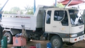 HINO KL 300 - 150 HP WO6D หกล้อดั๊มพ์ กระบะดั๊มพ์เหล็ก 5 ตันความยาว 3.60 เมตรสภาพดีพร้อมบรรทุกหนักได้เลย หัวเก๋งไฮเทควางใหม่ลงเล่มครบพร้อม ภายในคอนโซลสวย แอร์เย็น พวงมาลัยเพาเวอร์ ระบบเบรคทริ๊ปฟี้ ช่วงล่างแน่น คัชซีมีดามดามบ้างนิดหน่อยครับสภาพดีพร้อมใช้งา