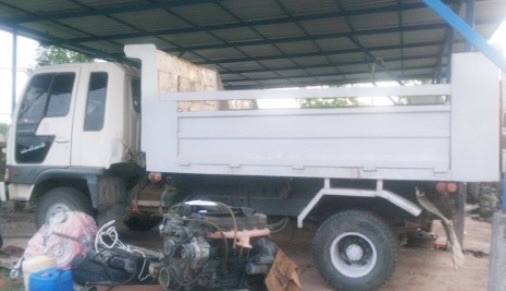 HINO KL 300 - 150 HP WO6D หกล้อดั๊มพ์ กระบะดั๊มพ์เหล็ก 5 ตันความยาว 3.60 เมตรสภาพดีพร้อมบรรทุกหนักได้เลย หัวเก๋งไฮเทควางใหม่ลงเล่มครบพร้อม ภายในคอนโซลสวย แอร์เย็น พวงมาลัยเพาเวอร์ ระบบเบรคทริ๊ปฟี้ ช่วงล่างแน่น คัชซีมีดามดามบ้างนิดหน่อยครับสภาพดีพร้อมใช้งา