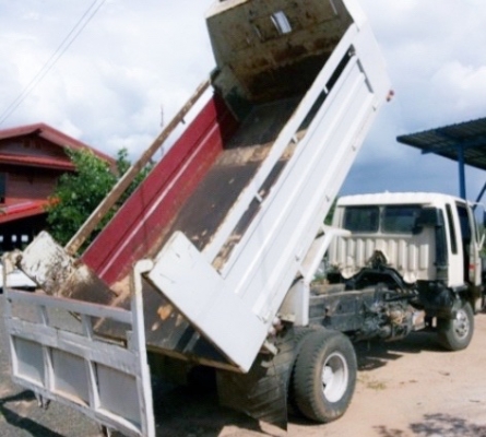 HINO KL 300 - 150 HP WO6D หกล้อดั๊มพ์ กระบะดั๊มพ์เหล็ก 5 ตันความยาว 3.60 เมตรสภาพดีพร้อมบรรทุกหนักได้เลย หัวเก๋งไฮเทควางใหม่ลงเล่มครบพร้อม ภายในคอนโซลสวย แอร์เย็น พวงมาลัยเพาเวอร์ ระบบเบรคทริ๊ปฟี้ ช่วงล่างแน่น คัชซีมีดามดามบ้างนิดหน่อยครับสภาพดีพร้อมใช้งา