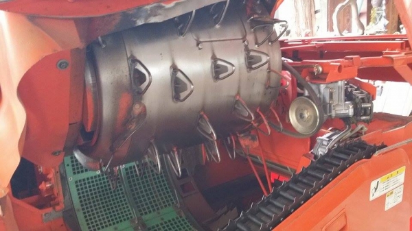 รถเกี่ยวข้าวพร้อมนวดข้าวในตัว แบบนั่งขับ เก่าญี่ปุ่น KUBOTA รุ่น   R1-151 (2) สภาพสวย  เครื่องยนต์ติดง่ายพร้อมใช้งาน ไม่เคยใช้งานในไทย