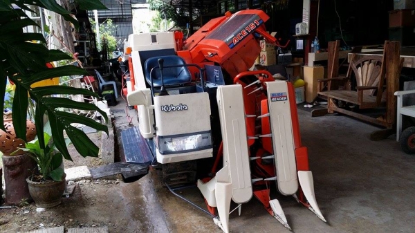 รถเกี่ยวข้าวพร้อมนวดข้าวในตัว แบบนั่งขับ เก่าญี่ปุ่น KUBOTA รุ่น   R1-151 (2) สภาพสวย  เครื่องยนต์ติดง่ายพร้อมใช้งาน ไม่เคยใช้งานในไทย