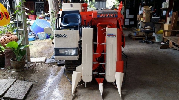รถเกี่ยวข้าวพร้อมนวดข้าวในตัว แบบนั่งขับ เก่าญี่ปุ่น KUBOTA รุ่น   R1-151 (2) สภาพสวย  เครื่องยนต์ติดง่ายพร้อมใช้งาน ไม่เคยใช้งานในไทย