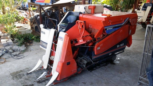 รถเกี่ยวข้าวพร้อมนวดข้าวในตัว แบบนั่งขับ เก่าญี่ปุ่น KUBOTA รุ่น   R1-151 (1) สภาพสวย  เครื่องยนต์ติดง่ายพร้อมใช้งาน ไม่เคยใช้งานในไทย