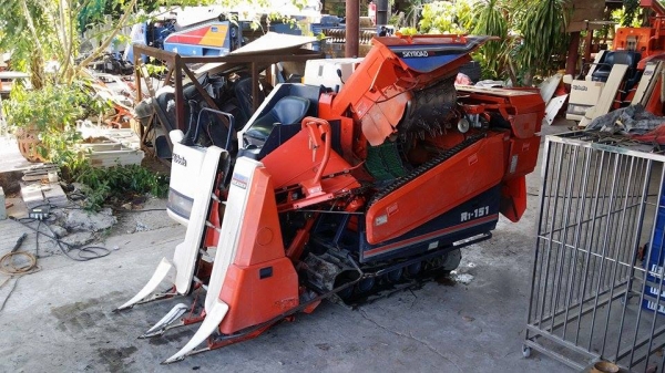 รถเกี่ยวข้าวพร้อมนวดข้าวในตัว แบบนั่งขับ เก่าญี่ปุ่น KUBOTA รุ่น   R1-151 (1) สภาพสวย  เครื่องยนต์ติดง่ายพร้อมใช้งาน ไม่เคยใช้งานในไทย