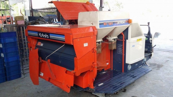 รถเกี่ยวข้าวพร้อมนวดข้าวในตัว แบบนั่งขับ เก่าญี่ปุ่น KUBOTA รุ่น   R1-151 (1) สภาพสวย  เครื่องยนต์ติดง่ายพร้อมใช้งาน ไม่เคยใช้งานในไทย