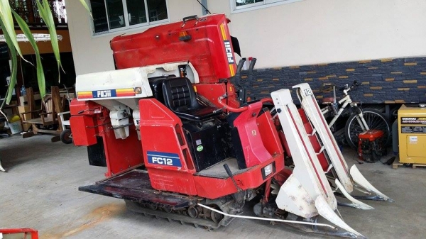 รถเกี่ยวข้าวพร้อมนวดข้าวในตัว แบบนั่งขับ เก่าญี่ปุ่น MITSUBISHI รุ่น FC12  สภาพสวย เครื่องยนต์ติดง่ายพร้อมใช้งาน ไม่เคยใช้งานในไทย