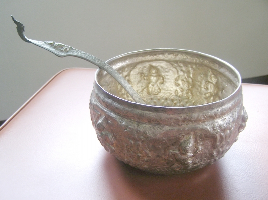 ขายขันเงินเก่าพร้อมทัพพีเงิน