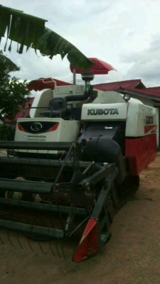ขายรถเกี่ยวคูโบต้ารุ่น 70 แรง แบบรองกระสอบสภาพสวย