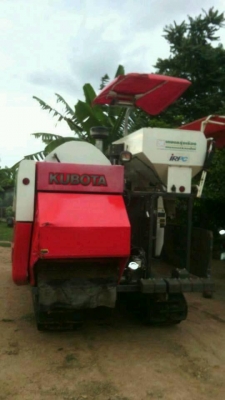 ขายรถเกี่ยวคูโบต้ารุ่น 70 แรง แบบรองกระสอบสภาพสวย ขายรถเกี่ยวคูโบต้ารุ่น 70 แรง แบบรองกระสอบสภาพสวย