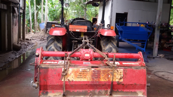 ขายครับรถไถยันม้า39แรงสองเพลา ตัวใหม่ล้าสุดยังไม่ได้ล้างพร้อมทะเบียนราคา345000บาท  รถสวยมากเดิมๆ ยังไม่ได้ล้างมีไบมีดหน้าและโลตาลี่หนึ่งอันอยู่ วังบัว อ คลองขลุง จ กำแพงเพชรสนใจโทร 0813655997 อำพรพาเจริญราคาคุยกันได้อีกนะครัย