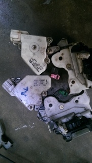 ขายกลอนประตูติดเซ็นเตอร์ล๊อค