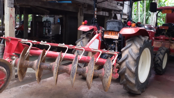 ขายครับรถไถยันม้า39แรงสองเพลา ตัวใหม่ล้าสุดยังไม่ได้ล้างพร้อมทะเบียน ราคา295000บาท  รถสวยมากเดิมๆ ยังไม่ได้ล้างมีผาน6ทีเอ็มชีหนึ่งอันอยู่ วังบัว อ คลองขลุง จ กำแพงเพชรสนใจโทร 0813655997 อำพรพาเจริญราคาคุยกันได้อีกนะครัย