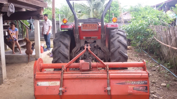 ขายครับรถไถคูโบต้า4708แรงสองเพลา ตัวใหม่ล้าสุดยังไม่ได้ล้างพร้อมทะเบียน ราคา395000บาท  รถสวยมากเดิมๆ ยังไม่ได้ล้างมีไบมีดหน้าตราช้าง1อันโลตาลี่ตราช้าง182หนึ่งอัน ไมร์1500ช.ม.อยู่ วังบัว อ คลองขลุง จ กำแพงเพชรสนใจโทร 0813655997 อำพรพาเจริญราคาคุยกันได้อีกน