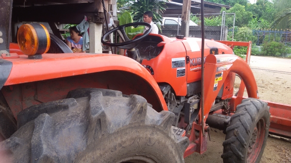 ขายครับรถไถคูโบต้า4708แรงสองเพลา ตัวใหม่ล้าสุดยังไม่ได้ล้างพร้อมทะเบียน ราคา395000บาท  รถสวยมากเดิมๆ ยังไม่ได้ล้างมีไบมีดหน้าตราช้าง1อันโลตาลี่ตราช้าง182หนึ่งอัน ไมร์1500ช.ม.อยู่ วังบัว อ คลองขลุง จ กำแพงเพชรสนใจโทร 0813655997 อำพรพาเจริญราคาคุยกันได้อีกน