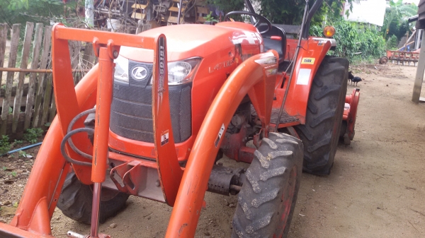 ขายครับรถไถคูโบต้า4708แรงสองเพลา ตัวใหม่ล้าสุดยังไม่ได้ล้างพร้อมทะเบียน ราคา395000บาท  รถสวยมากเดิมๆ ยังไม่ได้ล้างมีไบมีดหน้าตราช้าง1อันโลตาลี่ตราช้าง182หนึ่งอัน ไมร์1500ช.ม.อยู่ วังบัว อ คลองขลุง จ กำแพงเพชรสนใจโทร 0813655997 อำพรพาเจริญราคาคุยกันได้อีกน