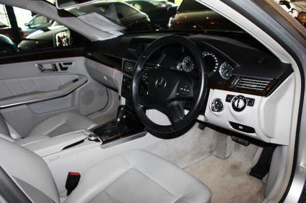 ขาย Benz E200 NGT ปี 2013 รถออกศูนย์ Benzthailand มือเดียวออกห้าง รถใช้รักษามาก ไม่เคยมีชน ดูแลอย่างดีตลอด เพิ่งต่อประกันประเภท 1 วิริยะมา เพิ่งเซอร์วิทย์ใหญ่มา ตัวรถสีบรอน์เงิน สภาพพร้อมใช้ จัดไฟแนทซ์ได้เยอะ ขายเพียง 1,959,000 ราคาถูกสุดในตลาด  สนใจติดต่