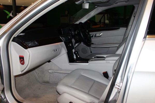 ขาย Benz E200 NGT ปี 2013 รถออกศูนย์ Benzthailand มือเดียวออกห้าง รถใช้รักษามาก ไม่เคยมีชน ดูแลอย่างดีตลอด เพิ่งต่อประกันประเภท 1 วิริยะมา เพิ่งเซอร์วิทย์ใหญ่มา ตัวรถสีบรอน์เงิน สภาพพร้อมใช้ จัดไฟแนทซ์ได้เยอะ ขายเพียง 1,959,000 ราคาถูกสุดในตลาด  สนใจติดต่