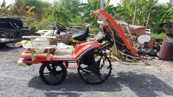 รถปลูกข้าวนั่งขับ KUBOTA  รุ่น SPA4 (3) ดำนา 4 แถว  พร้อมกล่องหยอดปุ๋ยด้านท้าย  เก่าญี่ปุ่น สภาพสวย