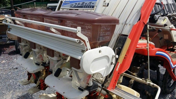 รถปลูกข้าวนั่งขับ KUBOTA  รุ่น SPA4 (3) ดำนา 4 แถว  พร้อมกล่องหยอดปุ๋ยด้านท้าย  เก่าญี่ปุ่น สภาพสวย