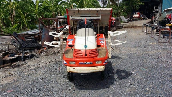 รถปลูกข้าวนั่งขับ KUBOTA  รุ่น SPA4 (3) ดำนา 4 แถว  พร้อมกล่องหยอดปุ๋ยด้านท้าย  เก่าญี่ปุ่น สภาพสวย