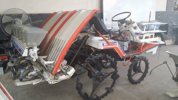 รถปลูกข้าวนั่งขับ KUBOTA  รุ่น S1-500HD  ดำนา 5  แถว  พร้อมกล่องหยอดปุ๋ยด้านท้าย  เก่าญี่ปุ่น สภาพสวย