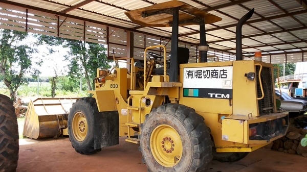 **950,000 บ.ต่อรอง/// รถตักล้อยาง TCM 830 เอวอ่อน **ขาย TCM 830 รถตักล้อยาง เอวอ่อน ขยายบุ้งกี๋ ต่อแขน แล้ว WHEEL LOADER TCM 830 S/N(ซีเรียล) 63800700 เครื่องเดิม ปั้มเดิม เครื่องISUZU 6BB1-6สูบ เครื่องดี แน่น แรงดี ปั้มดี แรงดีครับ แขนดี หนา แข็งแรง ไม่แ