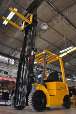 ขายรถโฟล์คลิฟท์มือสอง TCM รุ่น FG15N18 ราคา 155,000 บาท นำเข้าจากประเทศญี่ปุ่น 100\% ไม่เคยใช้งานในประเทศไทย