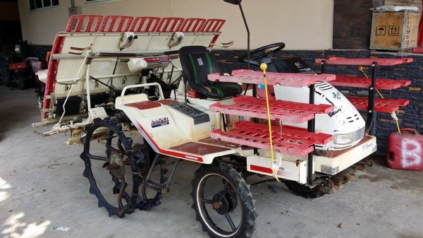 รถปลูกข้าวนั่งขับ YANMAR   RR650  ดำนา 6 แถว  พร้อมกล่องหยอดปุ๋ยด้านท้าย  เก่าญี่ปุ่น สภาพสวย