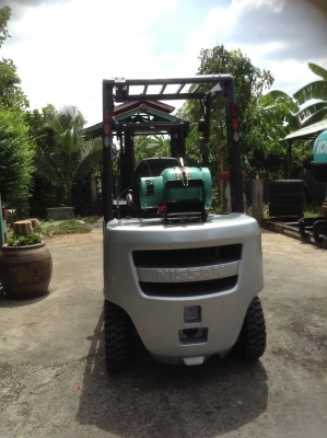 +++ ขายโฟล์คลิฟท์  NISSAN  FG25  (รุ่นใหม่) สภาพ  90\%  ชม. การทำงาน  3,900  ชม.  ขนาด  2.5  ตัน  เครื่องยนต์เบนซิน  ติดแก๊ส  เสา  3  เมตร  เกียร์ออโตเมติค  ยางตันใหม่   รับประกันเครื่อง + เกียร์