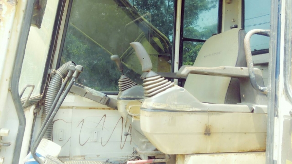 ขายรถแบคโฮ KOMATSU PC200-5 คอลโทรลสั้น ระบบไฟเต็ม เอกสารอินวอย ราคา 650000