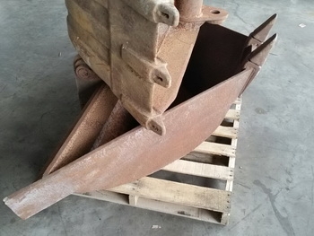 ขาย บุ้งกี๋ ใส่แบคโฮ รถขุด PC60-PC120 สำหรับขุดวางท่อ ขุดล่องน้ำ สามเหลี่ยม เหล็กเก่านอกแท้ สนิมไม่กิน