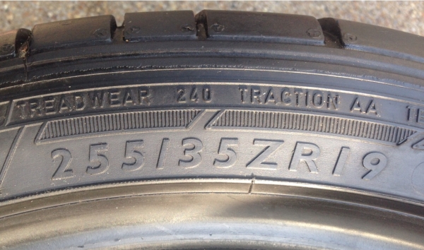 ยาง Dunlop Sportmaxx 255 35 19 ปี13 จำนวน2เส้น ดอกดี สภาพสวย ยาง Dunlop Sportmaxx 255 35 19 ปี13 จำนวน2เส้น ดอกดี สภาพสวย