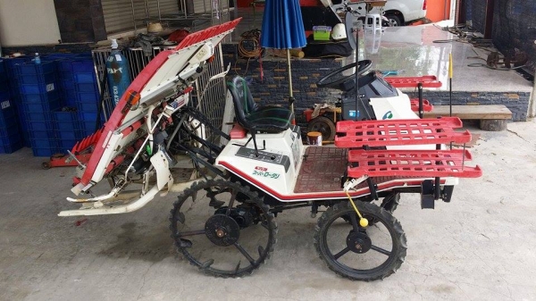 รถปลูกข้าวนั่งขับ YANMAR  RR40  (2) ดำนา 4 แถว   เก่าญี่ปุ่น สภาพสวย เครื่องยนต์ติดง่าย สภาพพร้อมใช้งาน