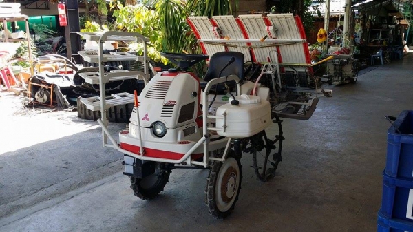 รถปลูกข้าวนั่งขับ MITSUBISHI  รุ่น MPR4H เก่าญี่ปุ่น  ดำนา 4 แถว พร้อมกล่องหยอดปุ๋ยน้ำด้านข้าง สภาพสวย
