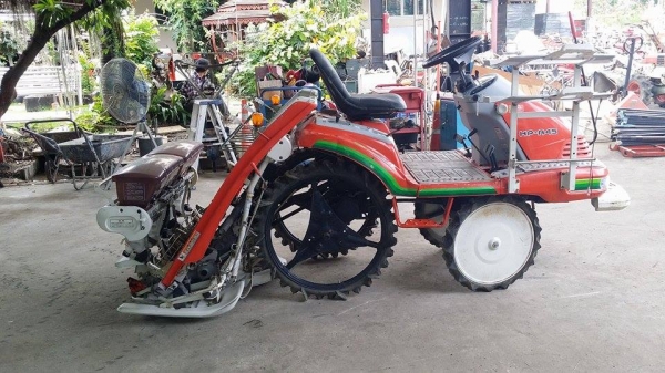 รถปลูกข้าวนั่งขับ HINOMOTO รุ่น HP-A45  ดำนา 4 แถว  พร้อมกล่องหยอดปุ๋ยด้านท้าย  เก่าญี่ปุ่น สภาพสวย