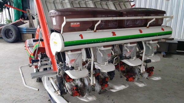 รถปลูกข้าวนั่งขับ HINOMOTO รุ่น HP-A45  ดำนา 4 แถว  พร้อมกล่องหยอดปุ๋ยด้านท้าย  เก่าญี่ปุ่น สภาพสวย