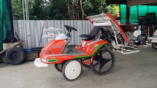 รถปลูกข้าวนั่งขับ HINOMOTO รุ่น HP-A45  ดำนา 4 แถว  พร้อมกล่องหยอดปุ๋ยด้านท้าย  เก่าญี่ปุ่น สภาพสวย