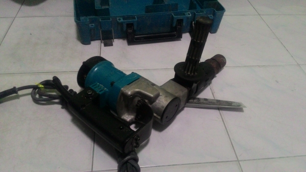 เครื่องสกัดคอนกรีตmakita รุ่น 0810 สภาพพร้อมใช้งาน มีกล่องเก็บครับ