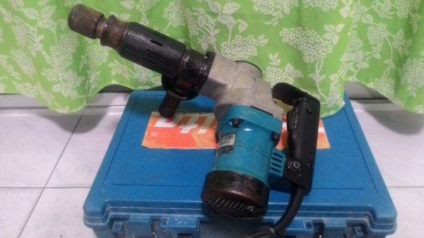 เครื่องสกัดคอนกรีตmakita รุ่น 0810 สภาพพร้อมใช้งาน มีกล่องเก็บครับ