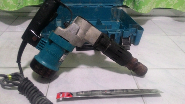 เครื่องสกัดคอนกรีตmakita รุ่น 0810 สภาพพร้อมใช้งาน มีกล่องเก็บครับ