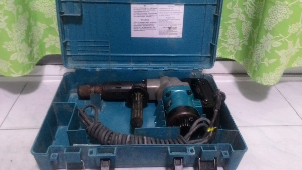 เครื่องสกัดคอนกรีตmakita รุ่น 0810 สภาพพร้อมใช้งาน มีกล่องเก็บครับ