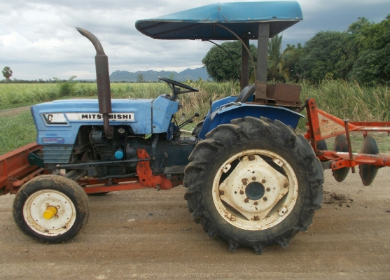 มิสซูบิชิ 25 แรงเครื่องกีเกียร์ดีทุกเกียร์ ยางใหม่ 4 เส้น มีใบดันหน้าพร้อมผาน 5 หนึ่งพวง