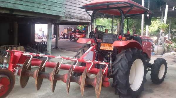 ขายครับรถไถยันม้า39แรงสองเพลา ตัวใหม่ล้าสุดยังไม่ได้ล้างพร้อมทะเบียน ราคา295000บาท  รถสวยมากเดิมๆ ยังไม่ได้ล้างมีผาน6ทีเอ็มชีหนึ่งอันอยู่ วังบัว อ คลองขลุง จ กำแพงเพชรสนใจโทร 0813655997 อำพรพาเจริญราคาคุยกันได้อีกนะครัย