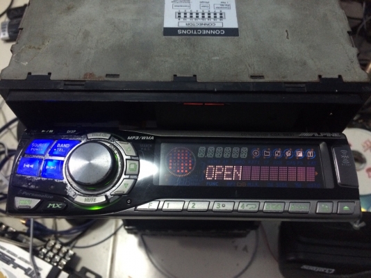 Alpine CDA-9831 รุ่นใหญ่ MP3 CD FMคลื่นไทย หน้าจดสไลด์ไฟฟ้า ปรีเอ้า3ชุด ปรับระดับหน้าจอได้4ระดับ เปลี่ยนไฟปุ่มได้4สี คุมกล่องCD มือ2