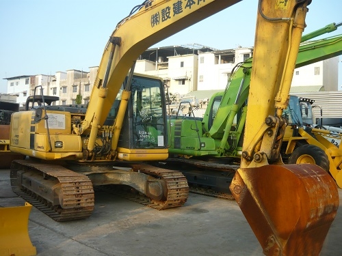 รถขุด Komatsu PC120-6 รถเก่านอก นำเข้าจากญี่ปุ่น มีให้เลือกหลายคัน พร้อมใช้งาน ช่วงล่งแน่น เครื่องยนตร์พร้อม ระบบไฟฟ้าครบ ลุยงานได้เลย เอกสารครบ จัดไฟแนนท์ได้  เครื่องบยนตร์ Komatsu 6 สูบ ชม.การทำงาน 4500-6000 ชม.  สนใจติดต่อได้ที่ 091 695-6445