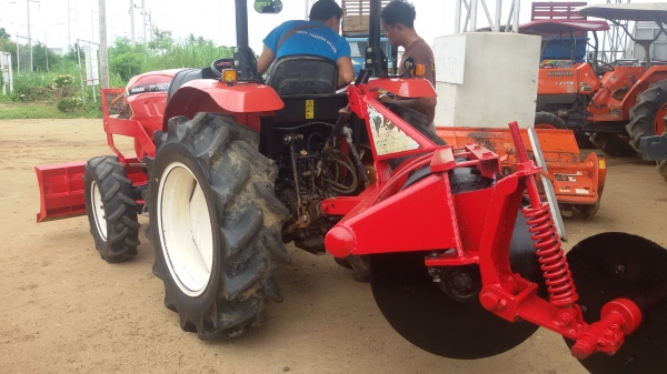 ขายครับรถไถยันม้า39แรงสองเพลา ตัวใหม่ล้าสุดยังไม่ได้ล้างพร้อมทะเบียนราคา345000บาท  รถสวยมากเดิมๆ ยังไม่ได้ล้างมีไบมีดหน้าและโลตาลี่หนึ่งอันอยู่ วังบัว อ คลองขลุง จ กำแพงเพชรสนใจโทร 0813655997 อำพรพาเจริญราคาคุยกันได้อีกนะครัย