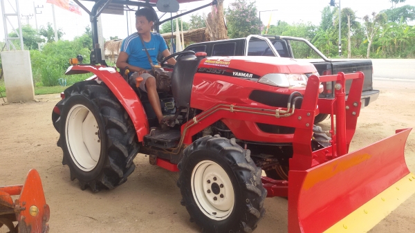 ขายครับรถไถยันม้า39แรงสองเพลา ตัวใหม่ล้าสุดยังไม่ได้ล้างพร้อมทะเบียนราคา345000บาท  รถสวยมากเดิมๆ ยังไม่ได้ล้างมีไบมีดหน้าและโลตาลี่หนึ่งอันอยู่ วังบัว อ คลองขลุง จ กำแพงเพชรสนใจโทร 0813655997 อำพรพาเจริญราคาคุยกันได้อีกนะครัย