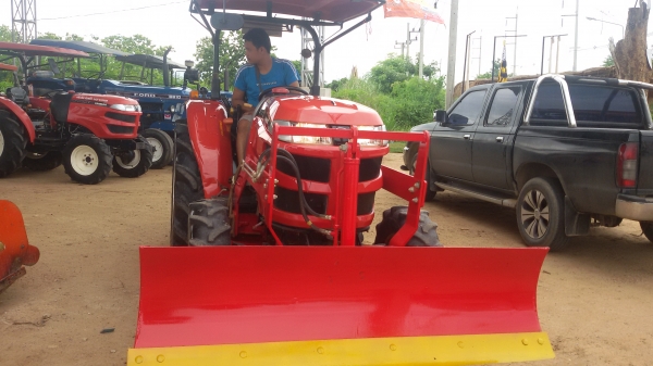 ขายครับรถไถยันม้า39แรงสองเพลา ตัวใหม่ล้าสุดยังไม่ได้ล้างพร้อมทะเบียนราคา345000บาท  รถสวยมากเดิมๆ ยังไม่ได้ล้างมีไบมีดหน้าและโลตาลี่หนึ่งอันอยู่ วังบัว อ คลองขลุง จ กำแพงเพชรสนใจโทร 0813655997 อำพรพาเจริญราคาคุยกันได้อีกนะครัย