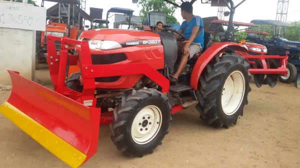 ขายครับรถไถยันม้า39แรงสองเพลา ตัวใหม่ล้าสุดยังไม่ได้ล้างพร้อมทะเบียนราคา345000บาท  รถสวยมากเดิมๆ ยังไม่ได้ล้างมีไบมีดหน้าและโลตาลี่หนึ่งอันอยู่ วังบัว อ คลองขลุง จ กำแพงเพชรสนใจโทร 0813655997 อำพรพาเจริญราคาคุยกันได้อีกนะครัย